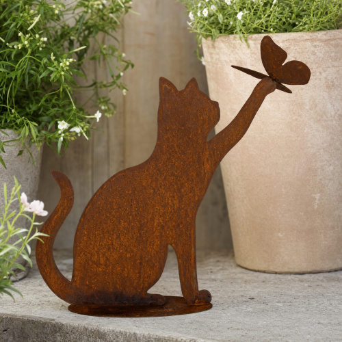 Danas jernfigur - Kat med sommerfugl på pote
