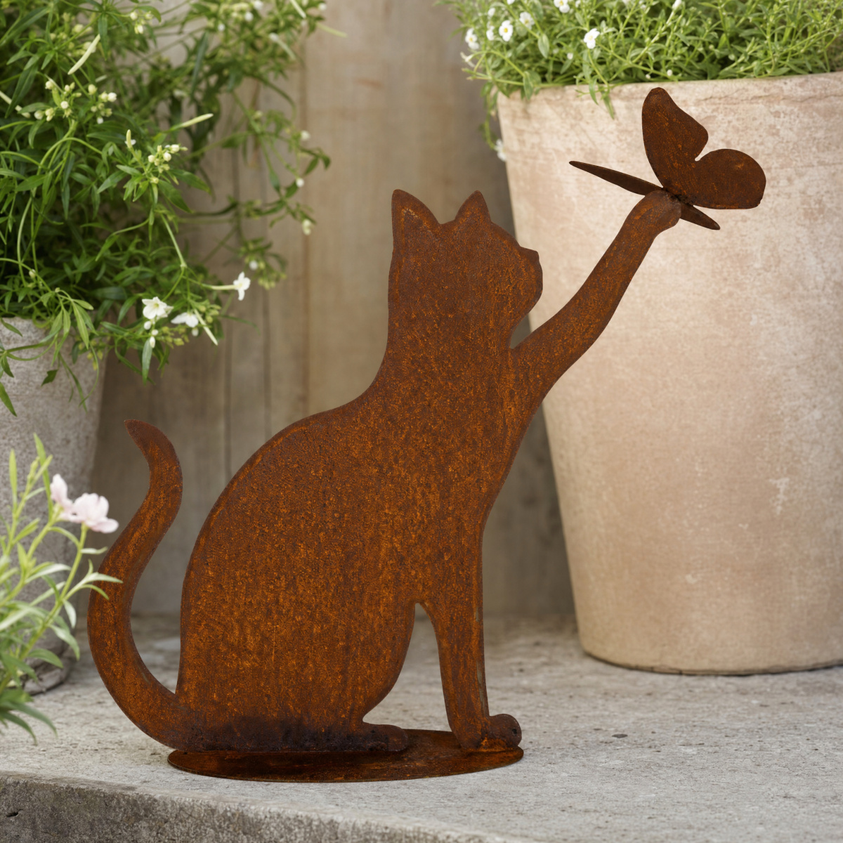 Danas jernfigur - Kat med sommerfugl på pote