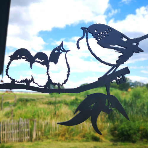 Metalbird vogel van cortenstaal - winterkoninkje met jongen