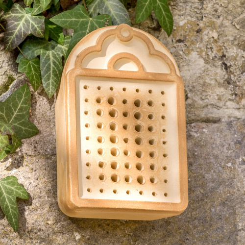 Denk Wildbienenhaus